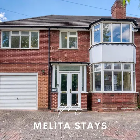 Holiday home Stunning 5 Bedroom With Garden And Parking